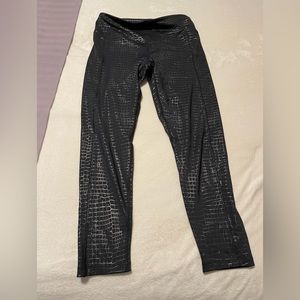 PINK crop length snakeskin pattern leggings, size M